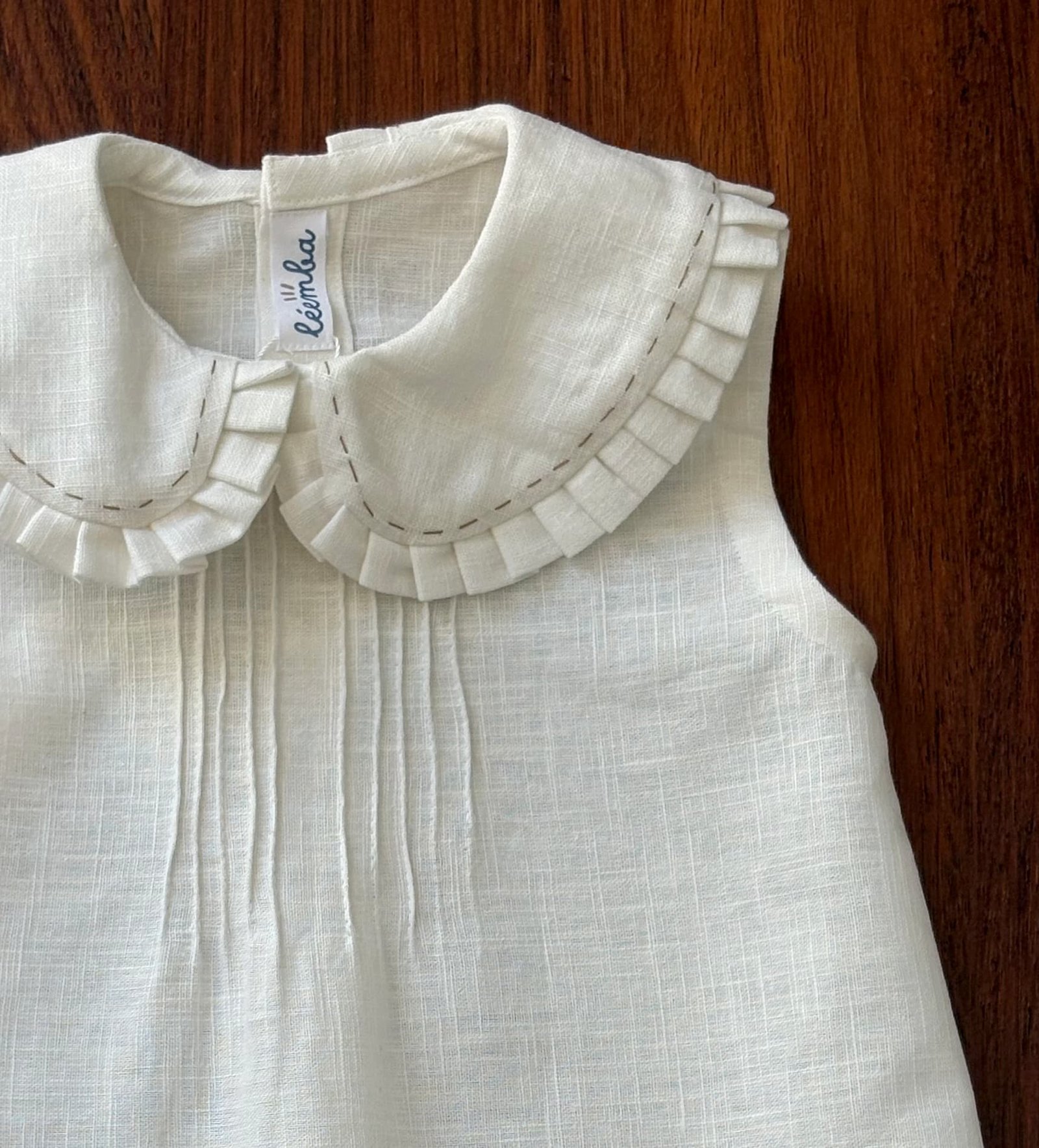 Detalles de vestido de niña - Lino