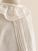 Detalles delante vestido de lino de niña pliegues y puntos